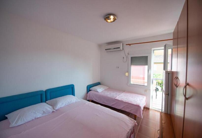 اتاق استاندارد سه تخته با بالکن, Shkreli Apartments