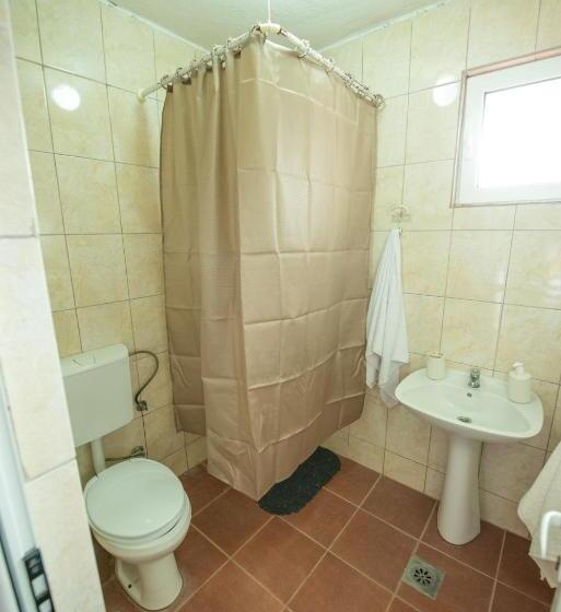 اتاق خانوادگی, Shkreli Apartments