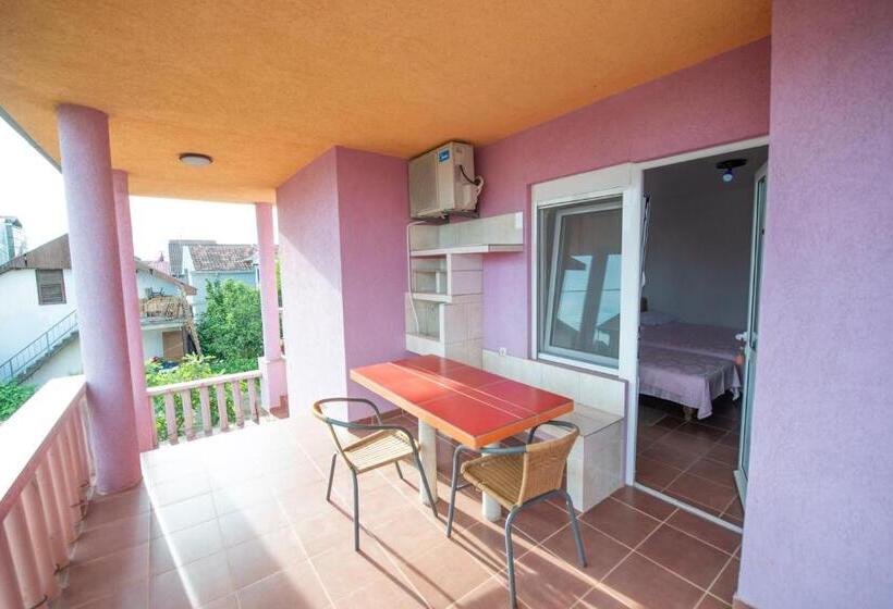 اتاق خانوادگی, Shkreli Apartments