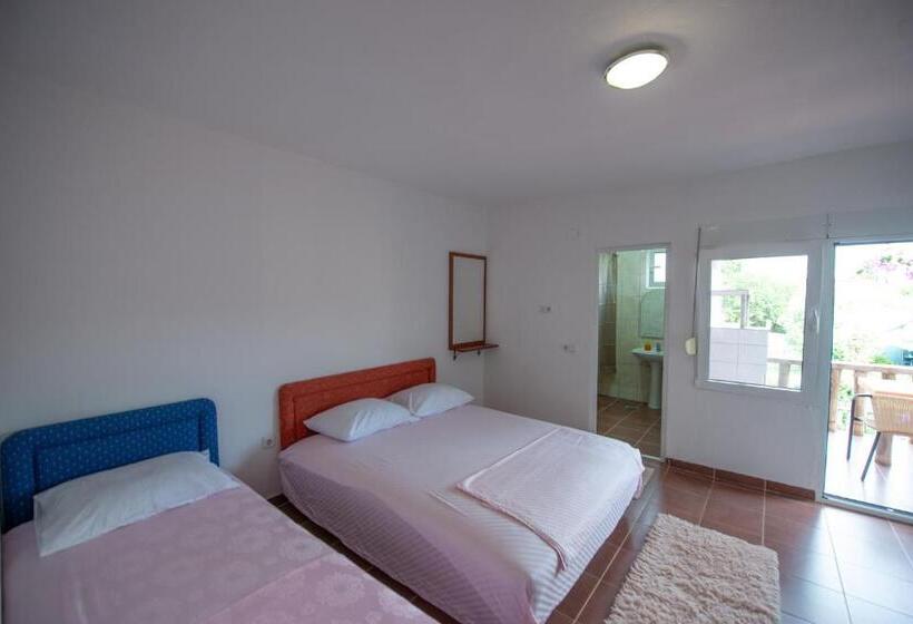 اتاق ساده سه‌ نفره, Shkreli Apartments