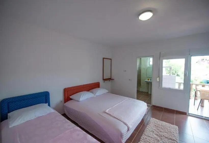 اتاق ساده سه‌ نفره, Shkreli Apartments