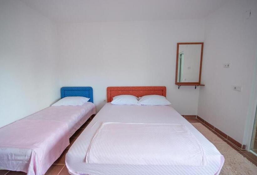 اتاق ساده سه‌ نفره, Shkreli Apartments