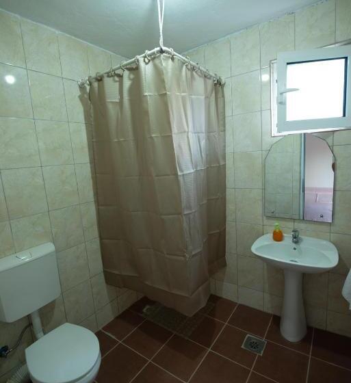 اتاق ساده سه‌ نفره, Shkreli Apartments