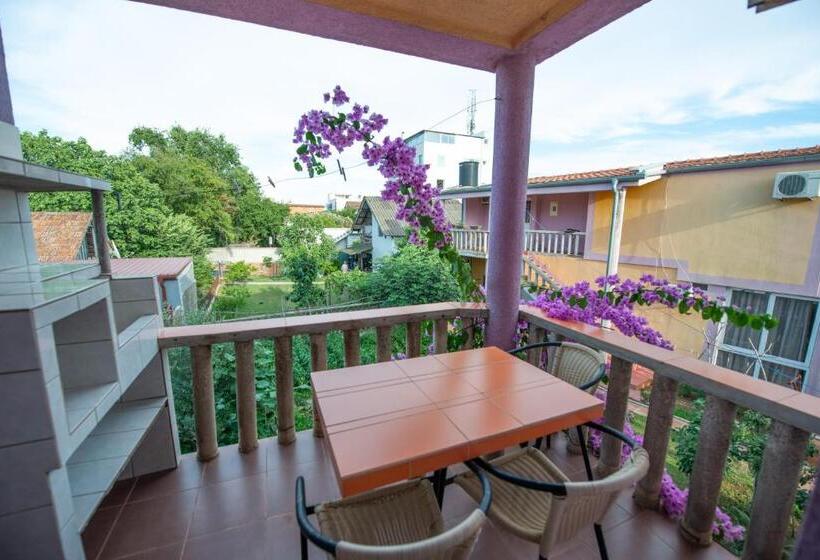 اتاق ساده سه‌ نفره, Shkreli Apartments