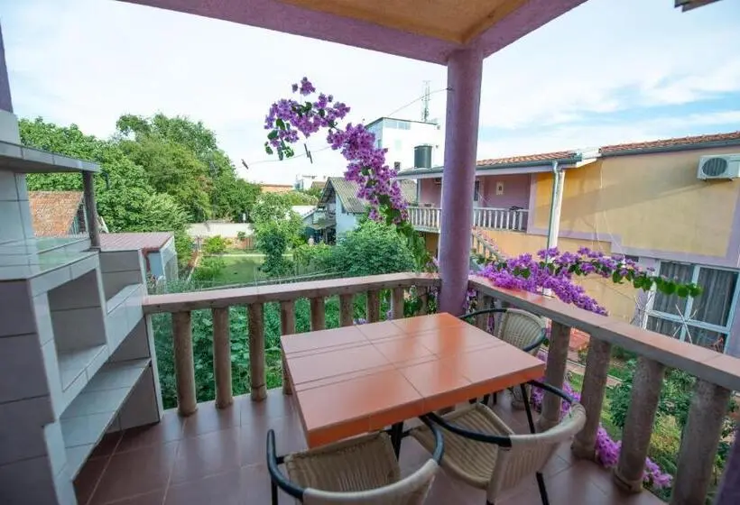 اتاق ساده سه‌ نفره, Shkreli Apartments