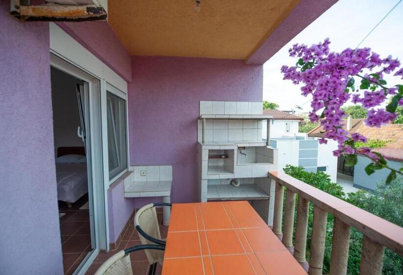 اتاق ساده سه‌ نفره, Shkreli Apartments