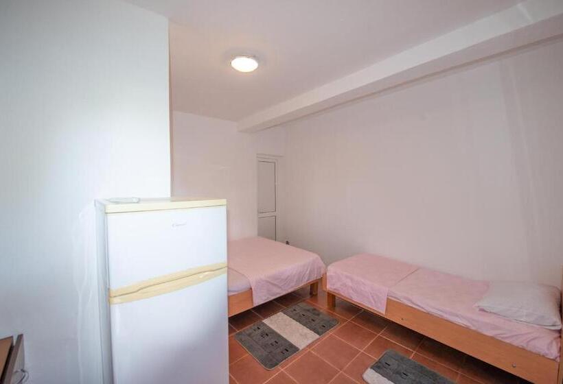 اتاق کلاسیک سه تخته, Shkreli Apartments