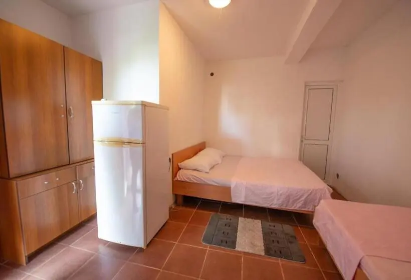 اتاق کلاسیک سه تخته, Shkreli Apartments