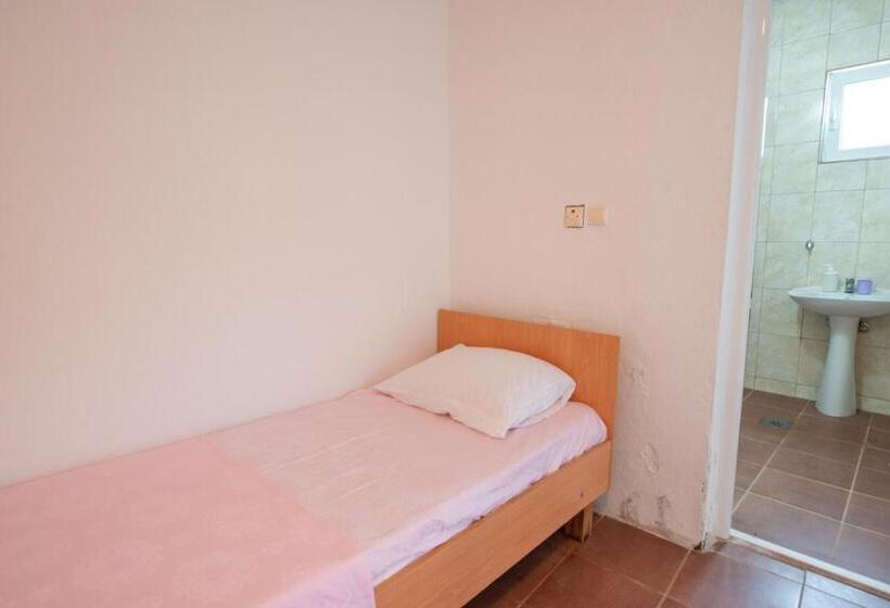 اتاق کلاسیک سه تخته, Shkreli Apartments