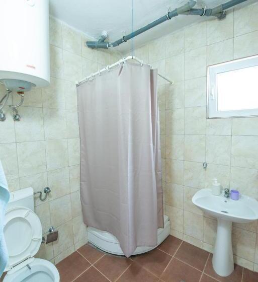 اتاق کلاسیک سه تخته, Shkreli Apartments