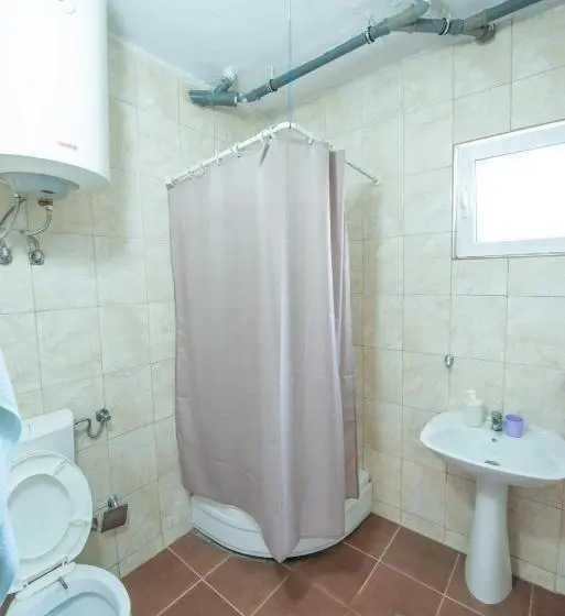 اتاق کلاسیک سه تخته, Shkreli Apartments
