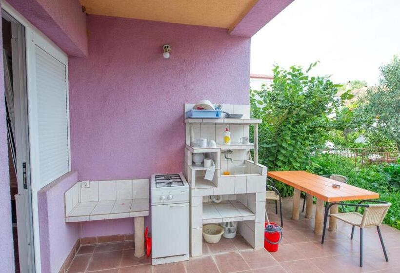 اتاق کلاسیک سه تخته, Shkreli Apartments