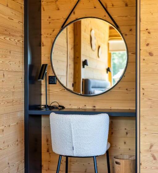 חדר סטנדרט, Mad Retreat