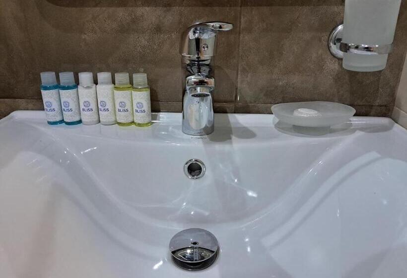 اتاق لوکس با تخت بزرگ, Nafta Sanatorium