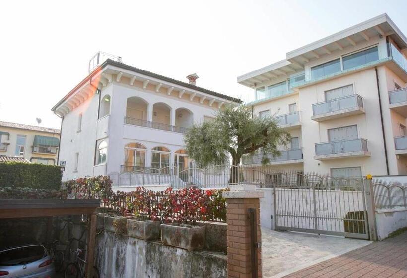 1 Bedroom Apartment Lake View, Lakeview Verdi Apartment