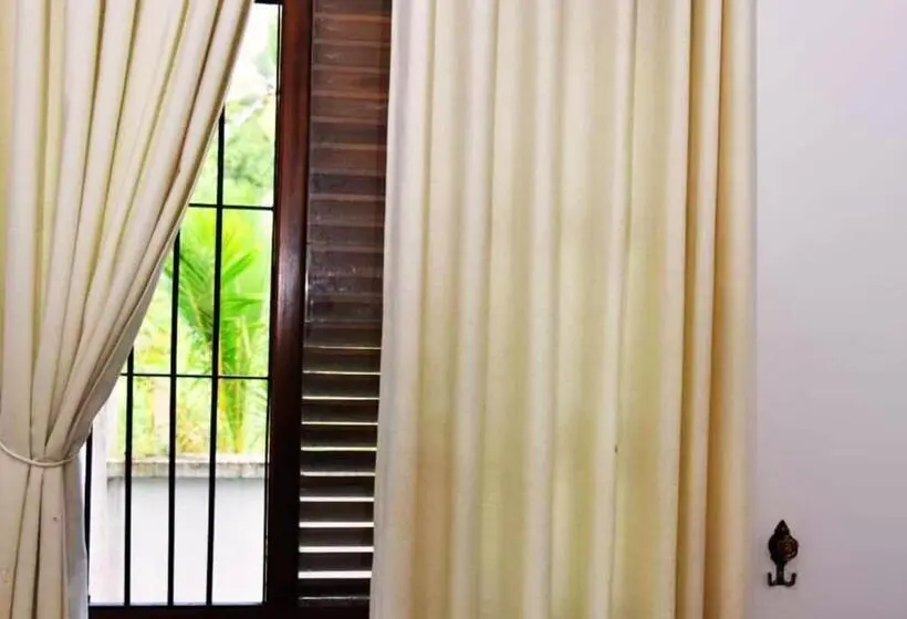 デラックスルーム, Anuradhapura Peacock Garden Holiday Bungalow