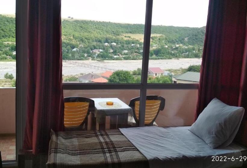 اتاق استاندارد سه تخته با بالکن, Motel