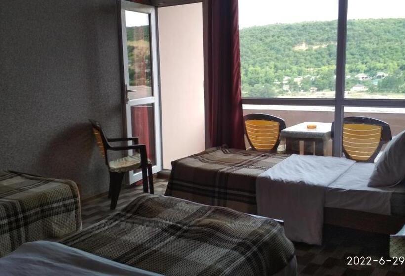 اتاق استاندارد سه تخته با بالکن, Motel