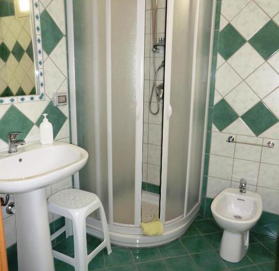 اتاق استاندارد سه تخته با چشم‌انداز باغ, B&b Oasi