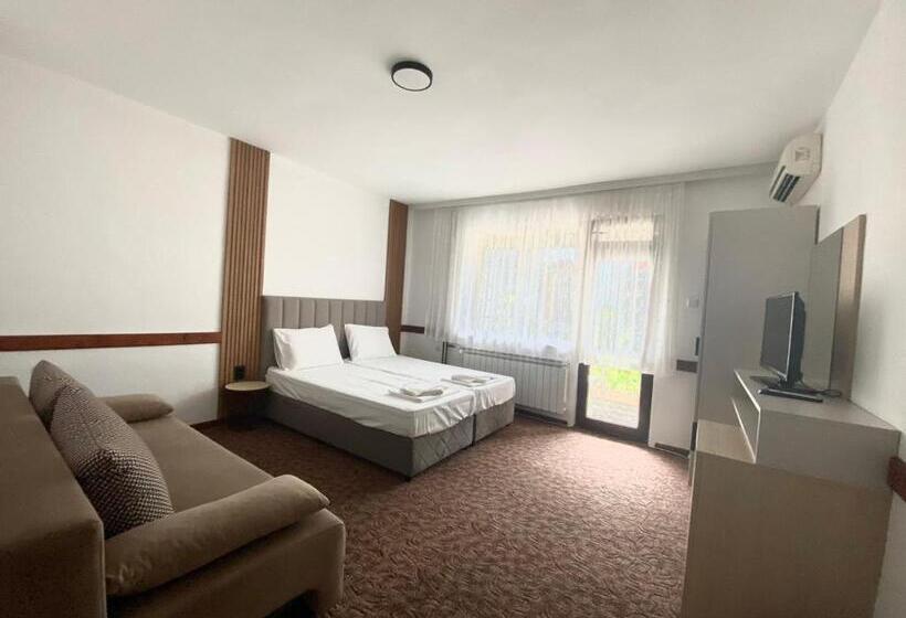 חדר סטנדרט לשלושה עם מרפסת, хотел м1