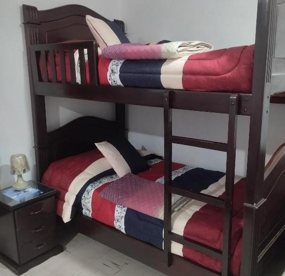 חדר סטנדרט לשלושה, Hostal Flores