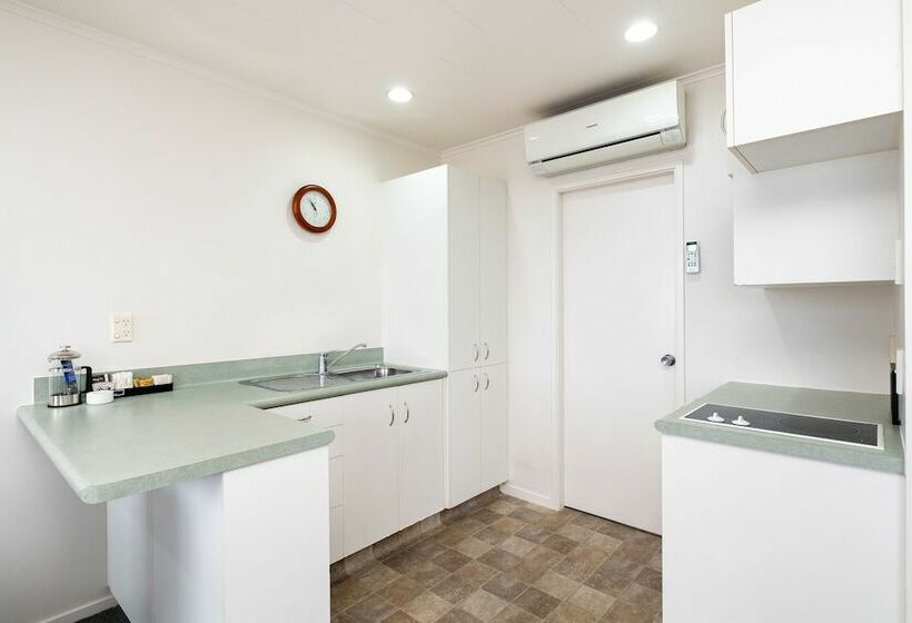 شقة غرفة واحدة, Chevron Motel