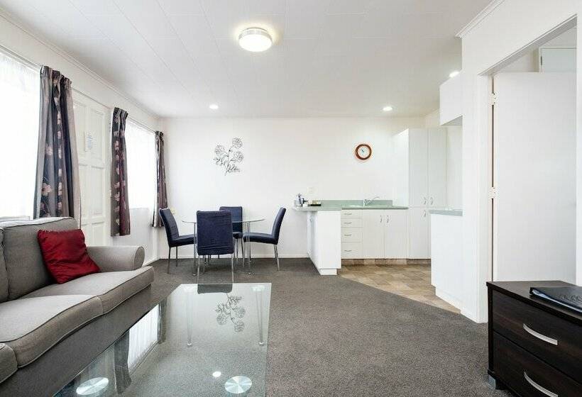 شقة غرفة واحدة, Chevron Motel