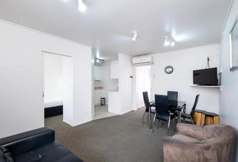 شقة غرفتين, Chevron Motel