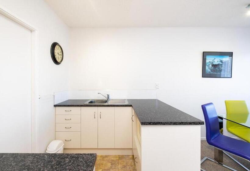 شقة غرفة واحدة, Chevron Motel