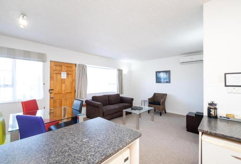 شقة غرفة واحدة, Chevron Motel