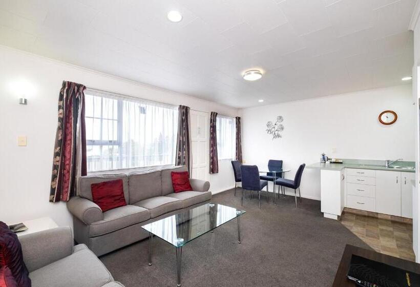 شقة غرفة واحدة, Chevron Motel