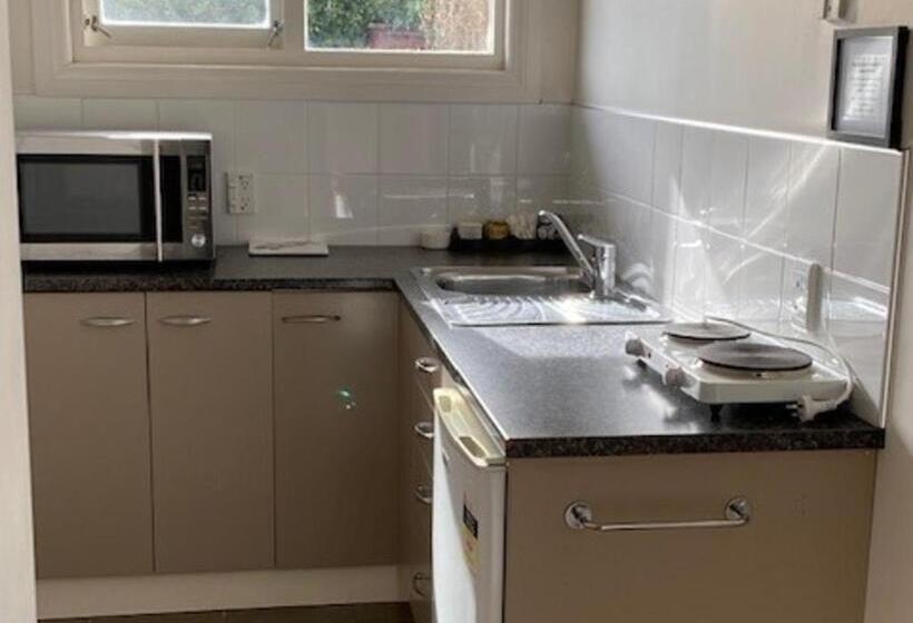 إستوديو قياسى, Chevron Motel