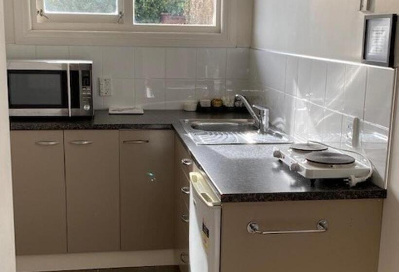 إستوديو قياسى, Chevron Motel