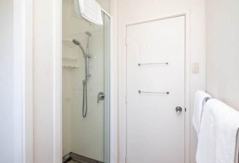 شقة غرفة واحدة, Chevron Motel