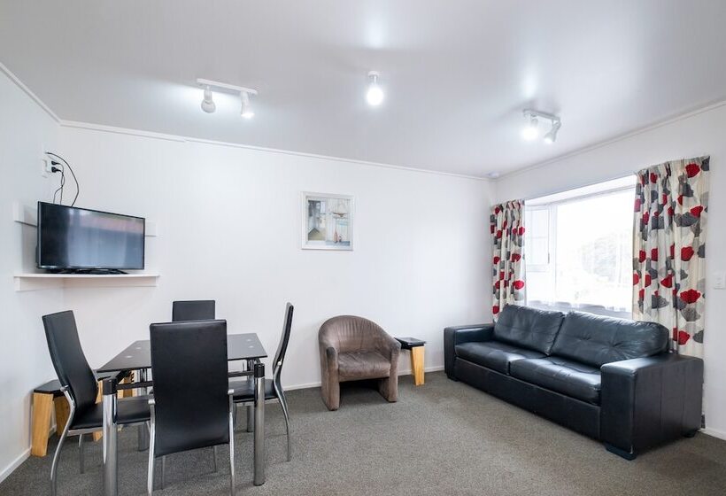 شقة غرفتين, Chevron Motel