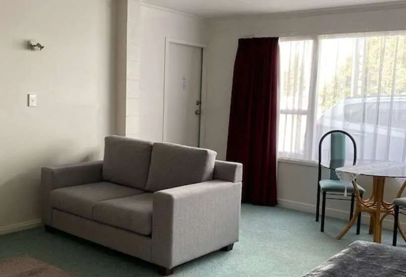 استودیوی استاندارد, Chevron Motel