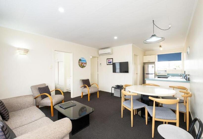 شقة غرفتين, Chevron Motel