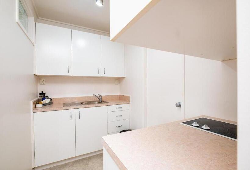 شقة غرفتين, Chevron Motel