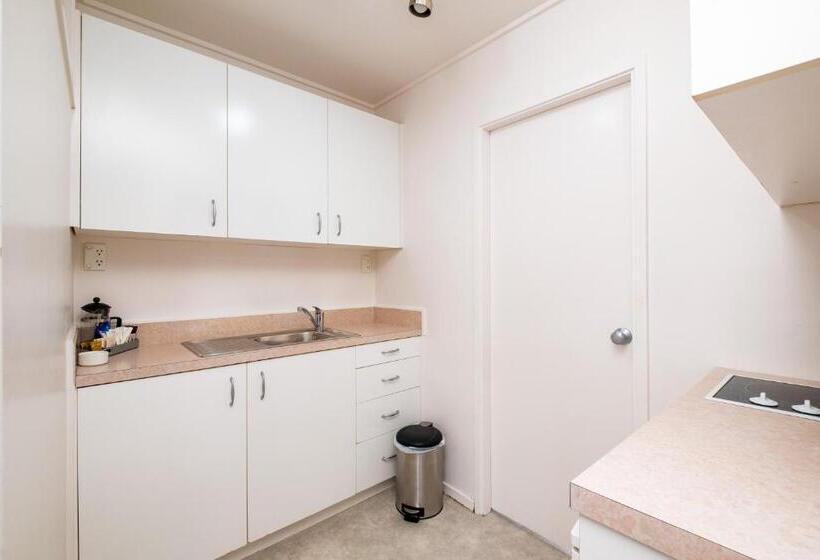 شقة غرفتين, Chevron Motel