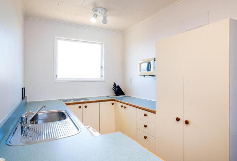 شقة غرفتين, Chevron Motel