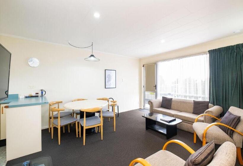 شقة غرفتين, Chevron Motel