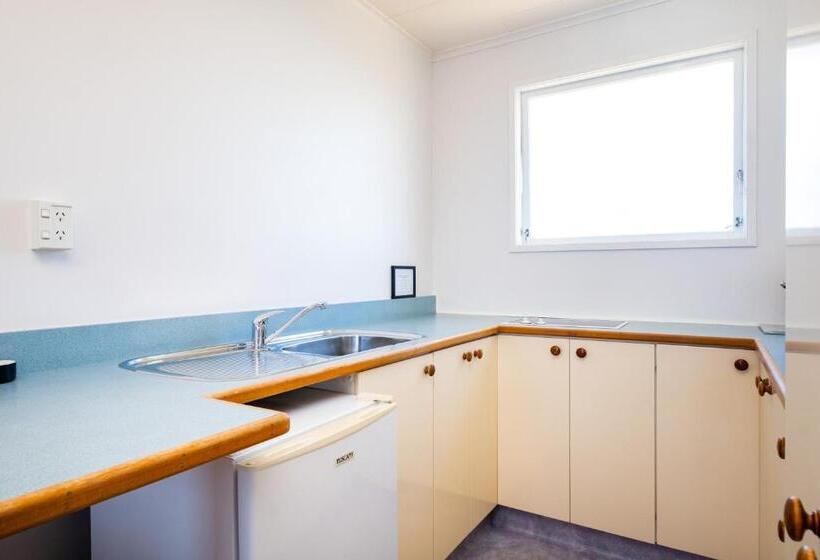 شقة غرفتين, Chevron Motel