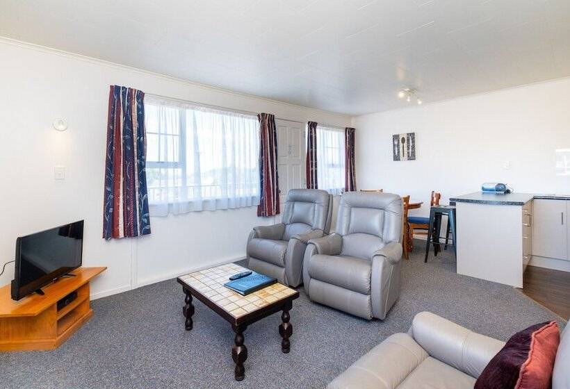 شقة غرفة واحدة, Chevron Motel