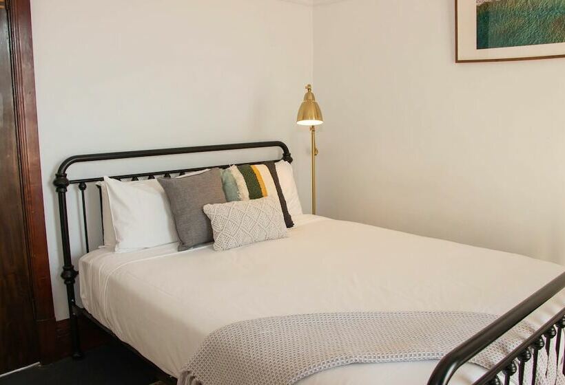 غرفة قياسية, Charing Cross