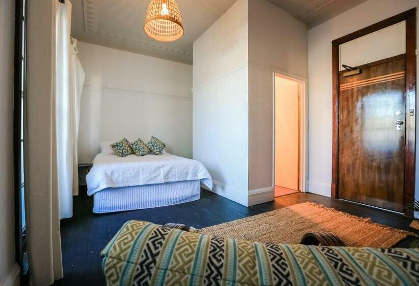 غرفة قياسية, Charing Cross