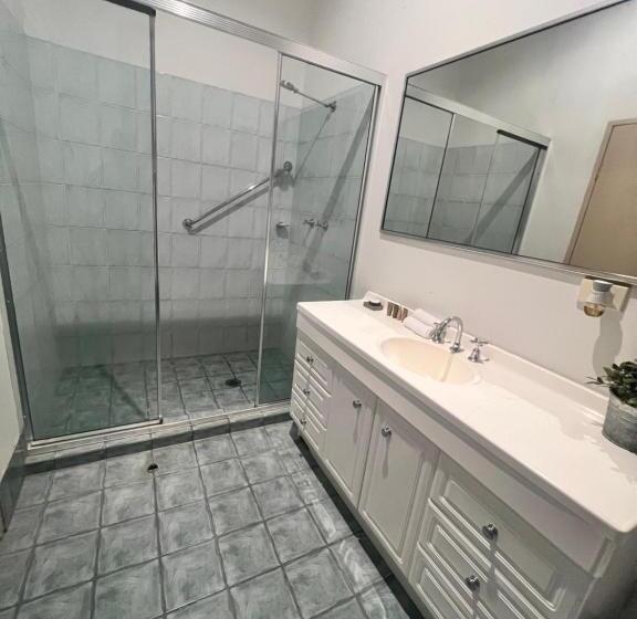 غرفة قياسية ثلاثية, Charing Cross