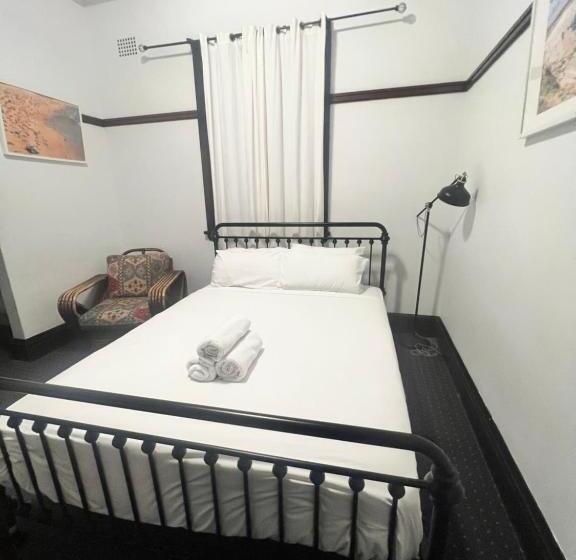 غرفة قياسية ثلاثية, Charing Cross