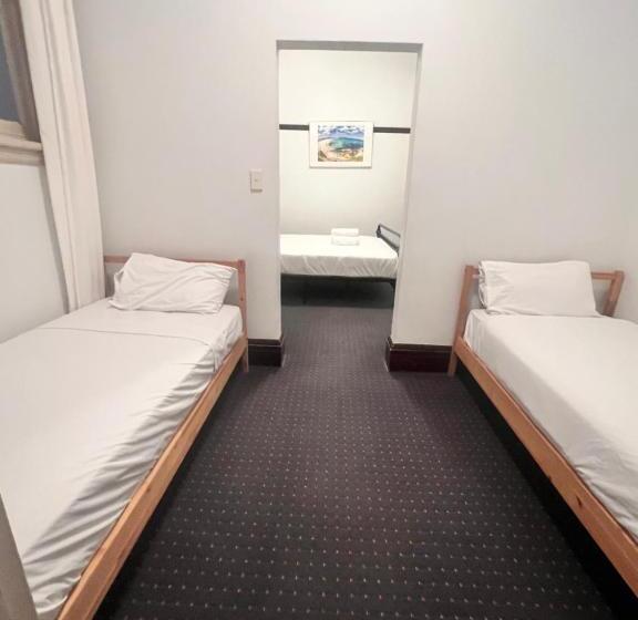 غرفة قياسية ثلاثية, Charing Cross