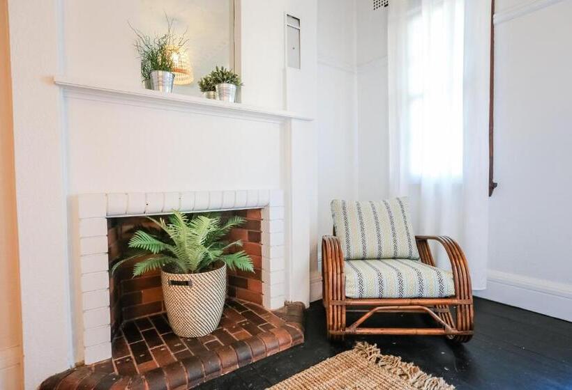 غرفة قياسية, Charing Cross