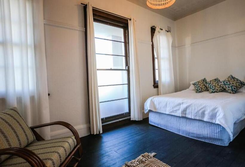 غرفة قياسية, Charing Cross